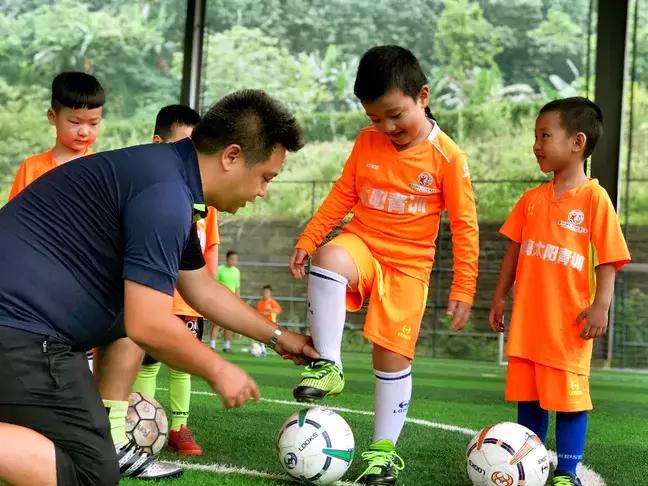 足球青训暑假班招生,太阳青训训练营的直播间