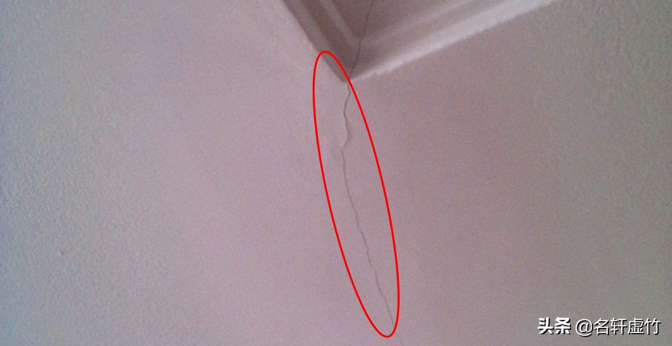 天花板发霉发潮掉墙皮该怎么处理,天花板发霉空鼓起皮什么原因