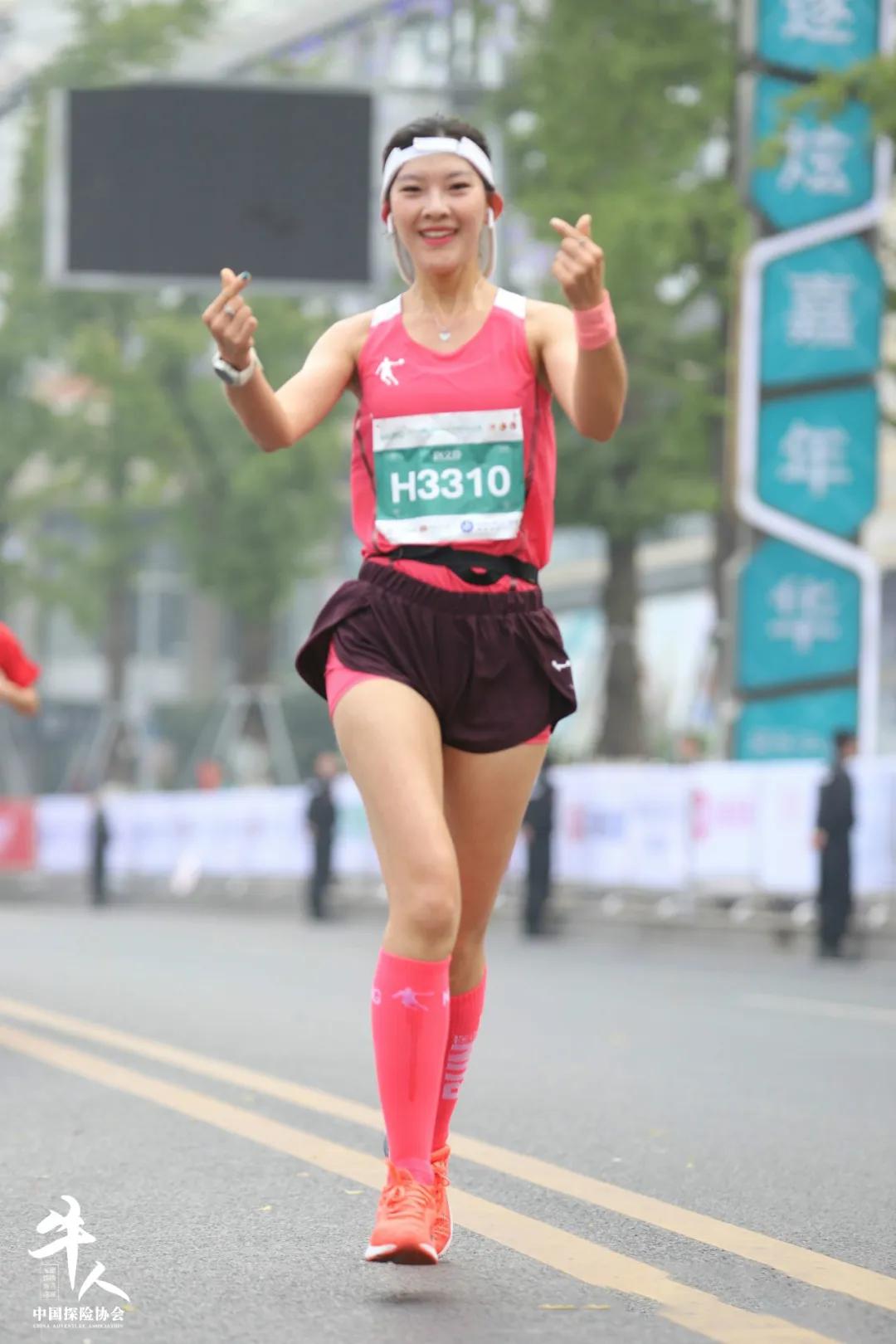 马拉松跑者网红,马拉松运动员领跑手势