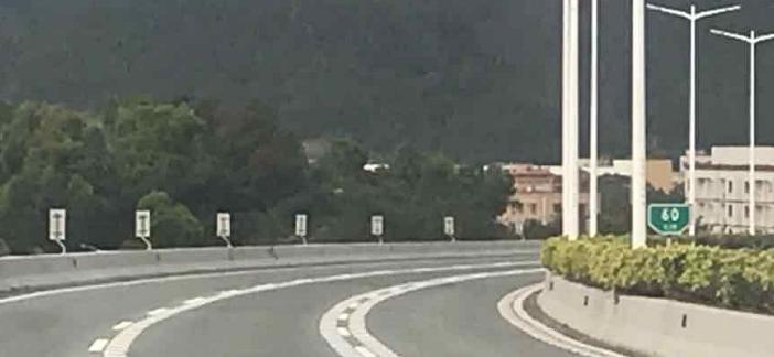 高速公路上的标志和标线如何识别,高速公路上的各种标志标线标牌