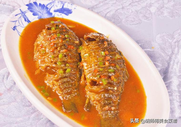 无论煎什么鱼，只要在锅底抹点这调料，保证鱼不粘锅不破皮