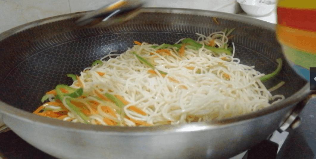 酱油炒面粘锅,炒粉炒面一放酱油就粘锅