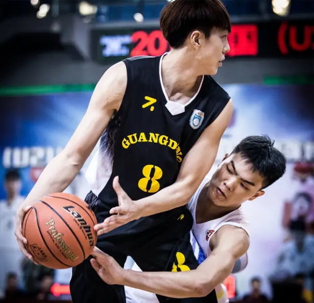 宏远杜锋新阵容,宏远年轻人上场比赛杜锋的无奈