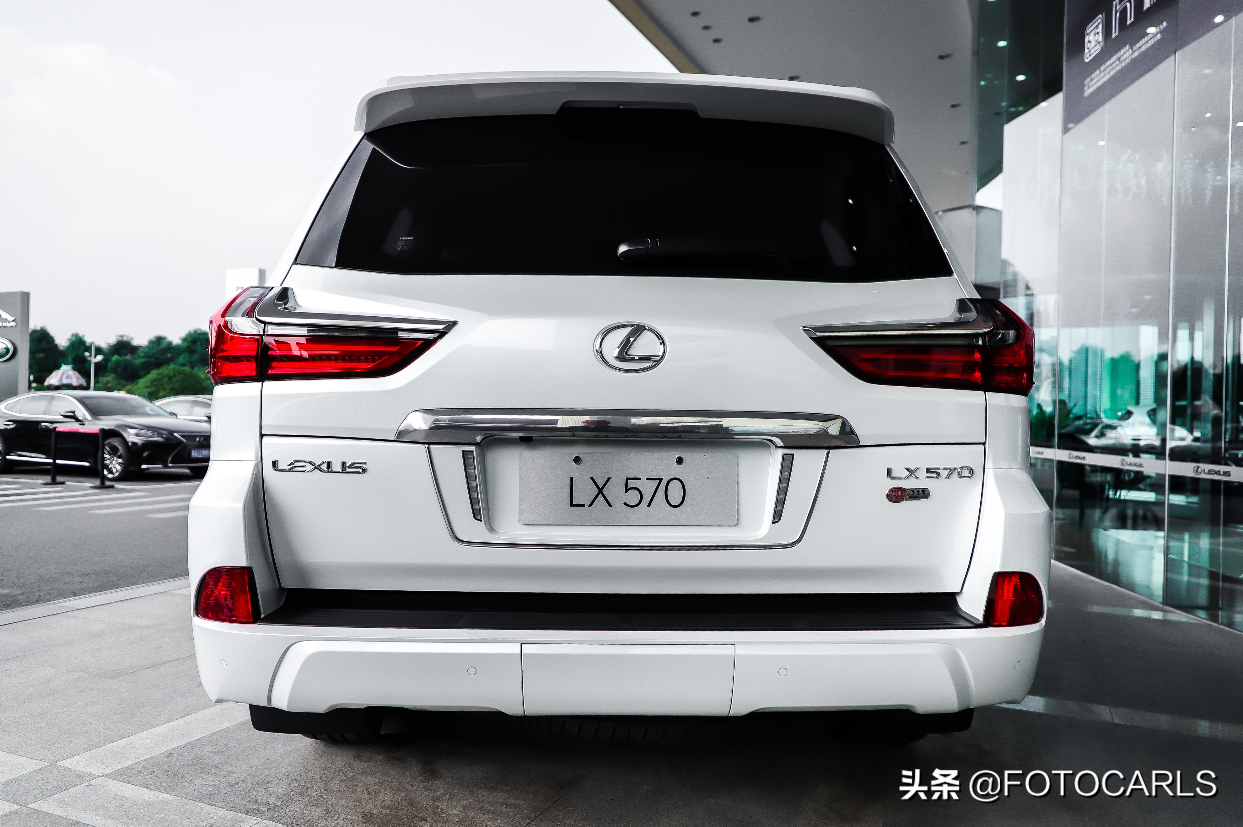 雷克萨斯lx570和g63,雷克萨斯lx5702021款对比奔驰g63