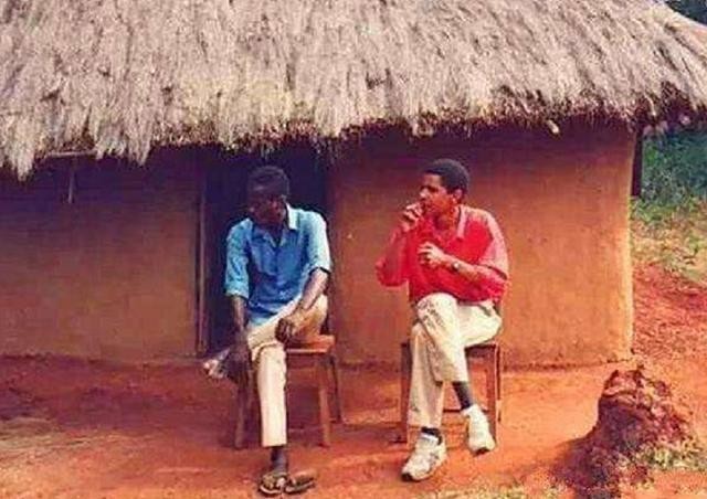 奥巴马首次回非洲老家：帮祖母扛大米，和兄弟们一起在村头喝酒