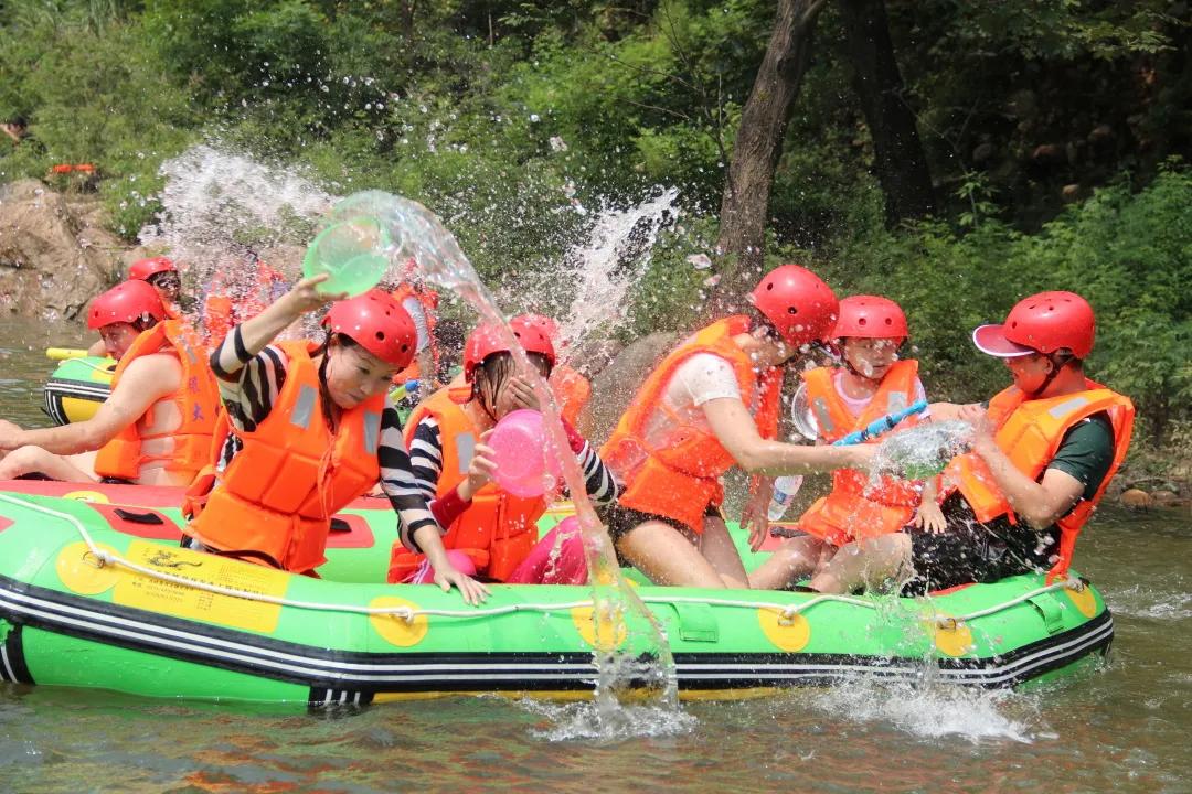 绿野仙踪旅游景区夜晚,画眉谷旅游景区