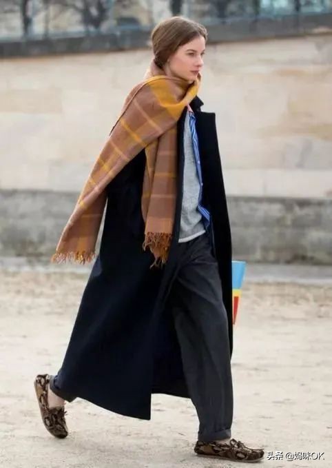 几种很火的围巾的新系法,比较短的围巾系大法