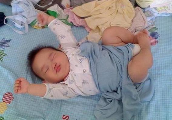 为什么小孩爱踢被子,有个爱踢被子的宝宝怎么办