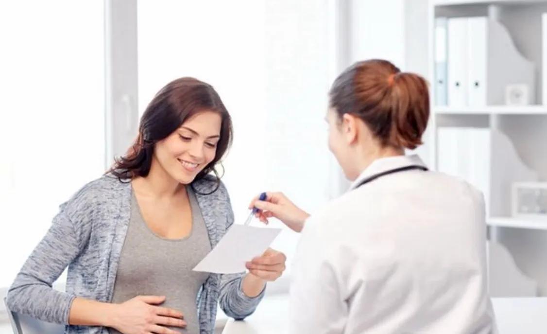 怀孕流血但还是一直有孕吐,早孕有什么方法自然流出来