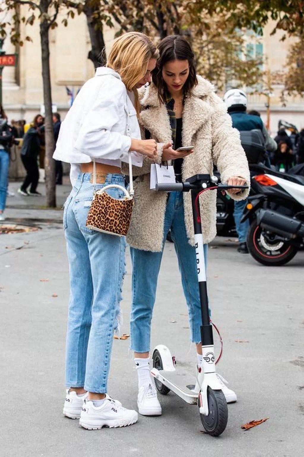 男生红色低帮运动鞋怎么搭配衣服,运动鞋的穿搭风格冬季