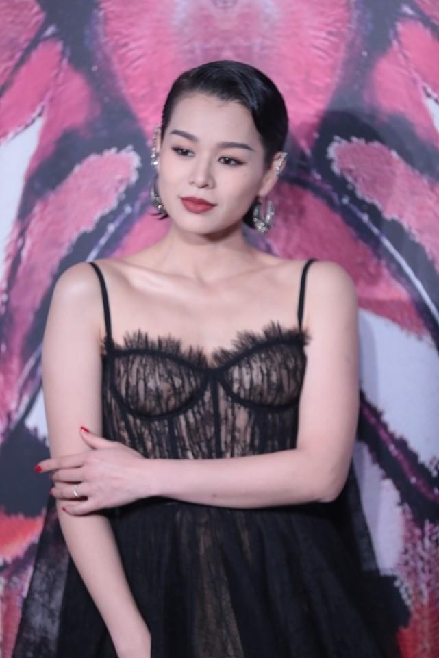 胡杏儿港风侧背头穿大红礼服,胡杏儿吊带裙图片