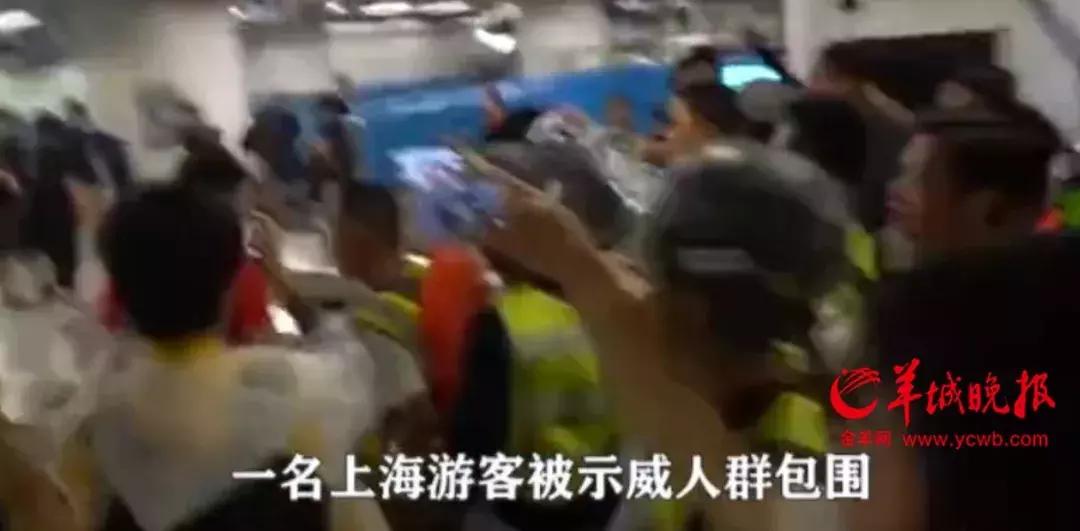 游客国外被骚扰霸气回应,内地游客被刁难讲英文