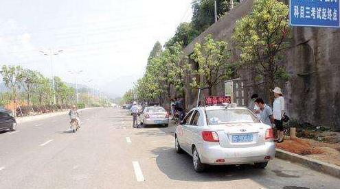 科目三老是不敢踩油门怎么办,科目三是不是教练刹停就算挂了