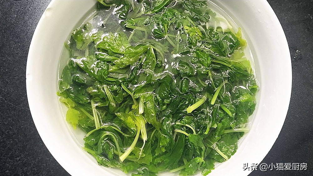 芹菜叶别扔掉蒸着吃能变废为宝,芹菜叶子不要扔有怎样的好处