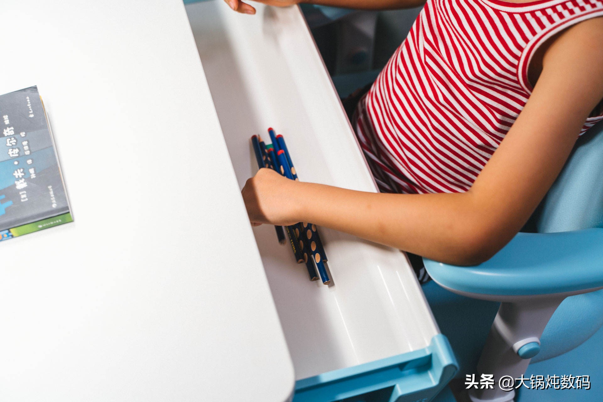 黑白调儿童学习桌星空款,儿童学习桌到底是不是智商税