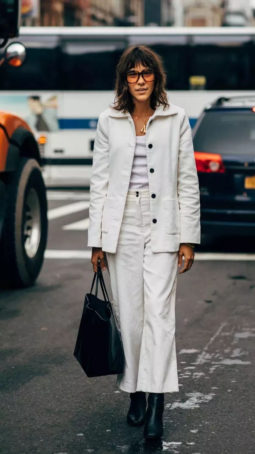 搭靴子穿的裙子秋冬款,裙子靴子秋冬搭配图