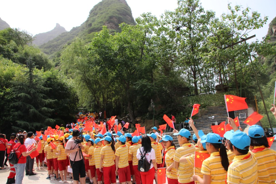 610名可爱的孩子在少华山共绘70米中华龙、千人高歌中国梦！
