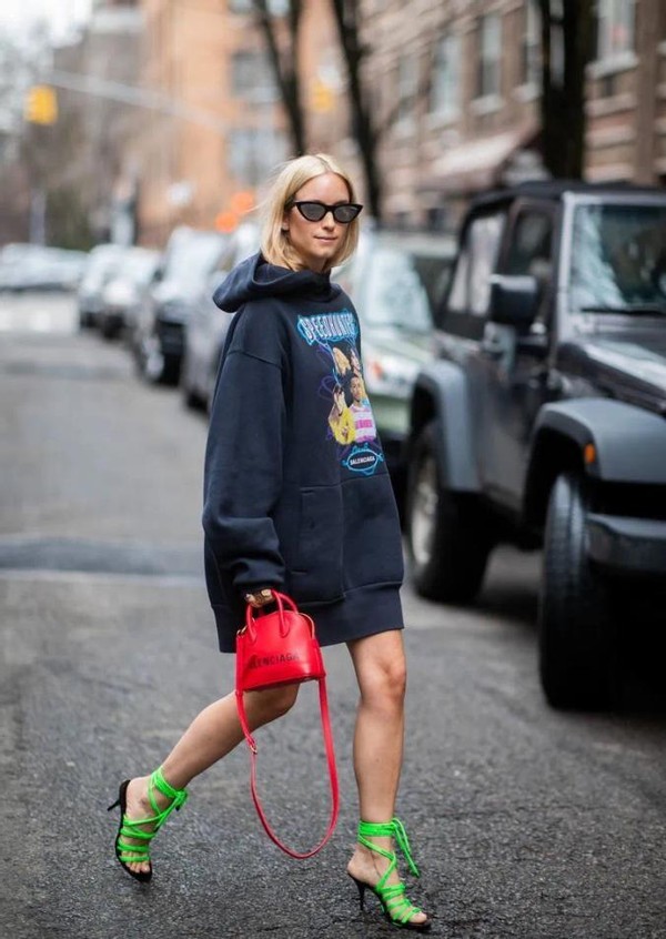 卫衣这样穿减龄休闲感无人能敌,早春卫衣怎么穿靓丽减龄又温暖