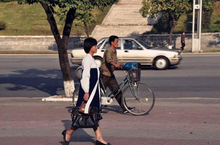 朝鲜美女背的名牌包包,朝鲜人喜欢手提包