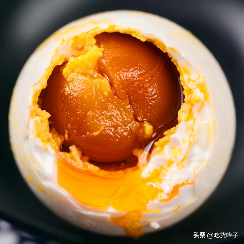 咸鸭蛋黄变黑是怎么回事还能吃吗,爱吃鸭蛋会胖吗