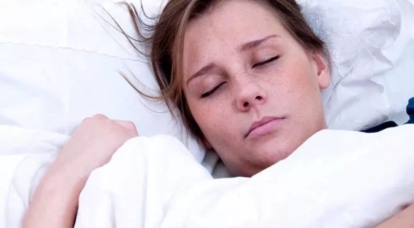 老年人晚上睡不好觉是怎么回事,睡不好觉易醒浑身无力怎么回事