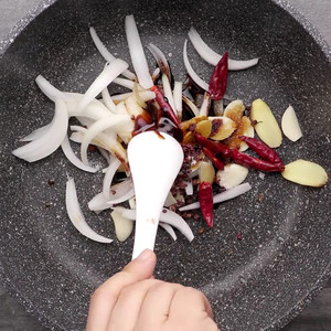 名门泽佳美食频道开播啦今日主题：垮炖草鱼