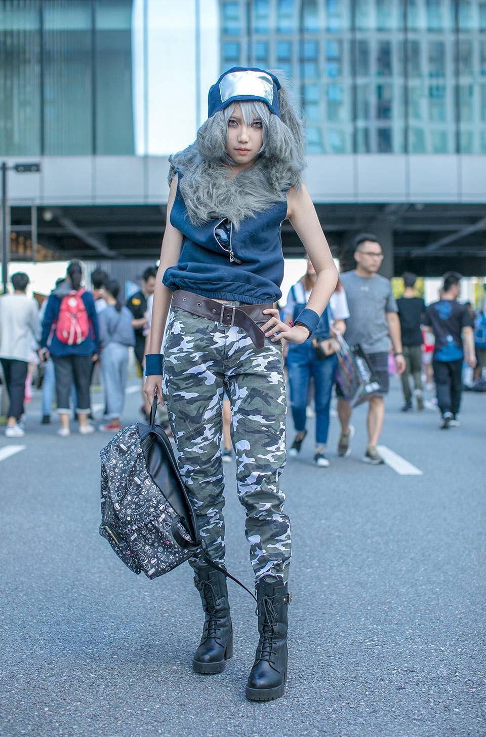 街头二次元时尚穿搭，萝莉塔裙依然大受欢迎，迷彩工装裤格外飒美