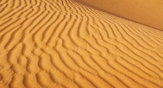 爱出油还起皮用什么粉底液,爱出油的皮肤怎么办