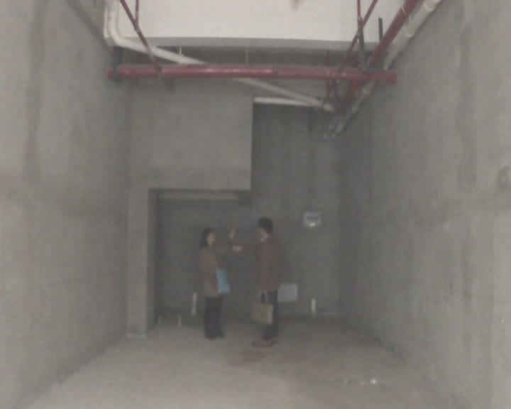 宝龙你赔我门面房，花89万买的，一开门头顶上这是啥？