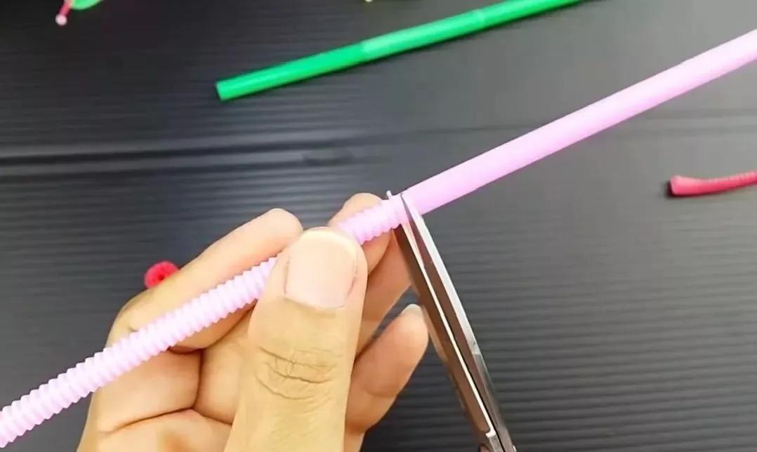 七彩的吸管剪一剪,DIY的蜗牛,天鹅,简直太像了(附教程)