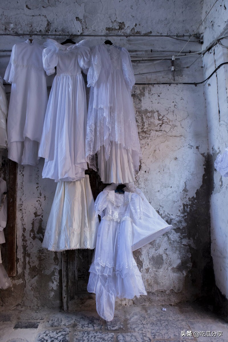 几十年来，意大利人一直在这个露天市场里打捞美国的旧军服