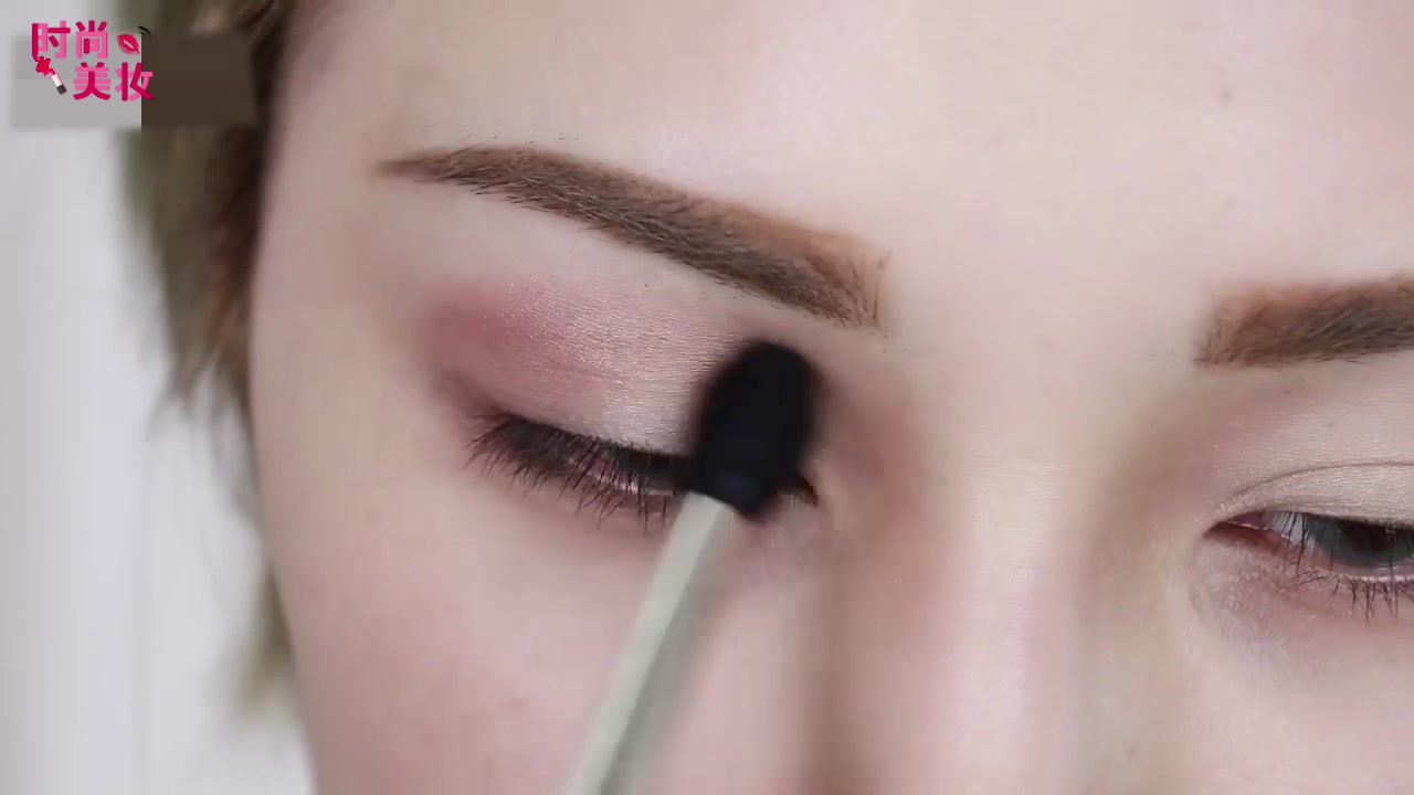 美妆小教程粉色眼影怎么画不会肿,欧美妆教程新手入门粉色眼影