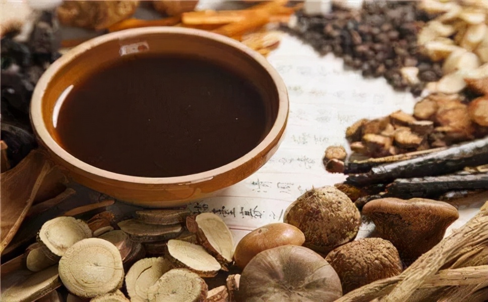 中医角度讲手心脚心有汗是咋回事,总爱出汗吃点什么药调理好呢