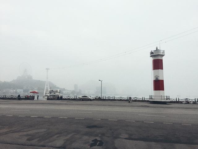 这里虽然风景如画人们生活的却很凄惨没日没夜的追着大船讨生活