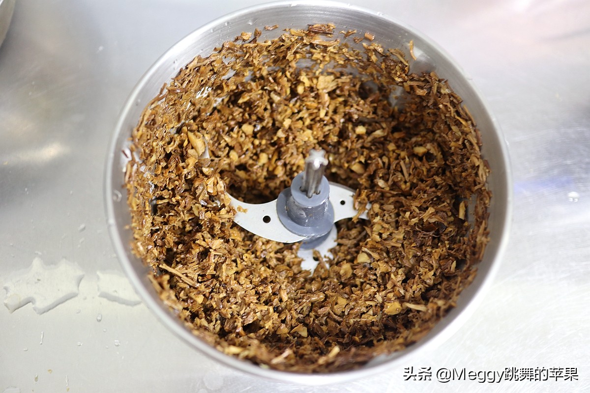 全家老少都爱的酱肉包子,酱香浓郁又暄软,左右手各2个吃撑了