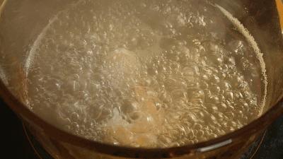 发生烫伤时的应急处理方法,男子被开水烫伤