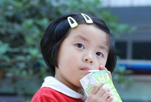 双胞胎姐妹俩喝牛奶,双胞胎一个喝牛奶一个喝豆浆