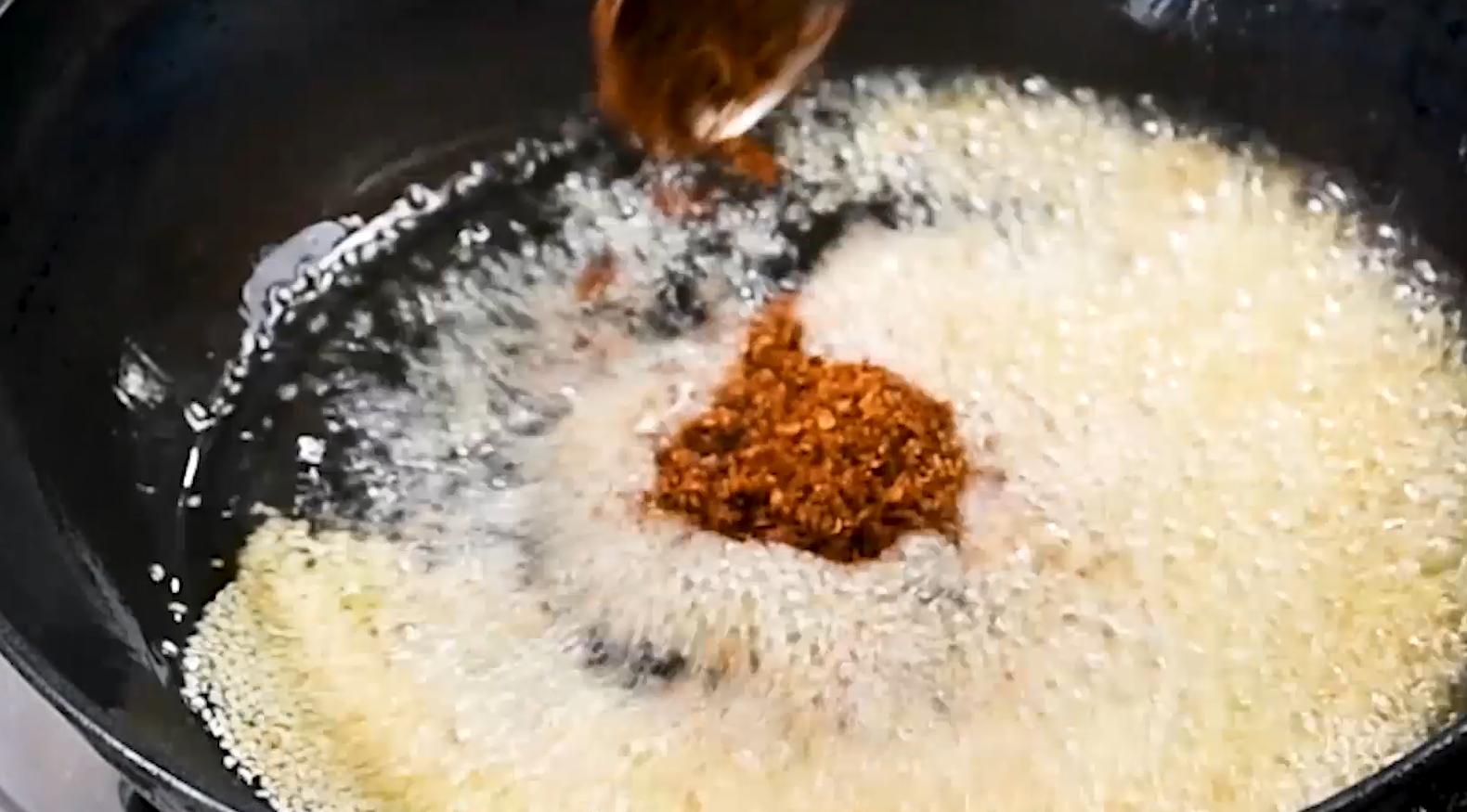 正宗的酸辣粉配方制作视频,酸辣粉的做法大全视频播放