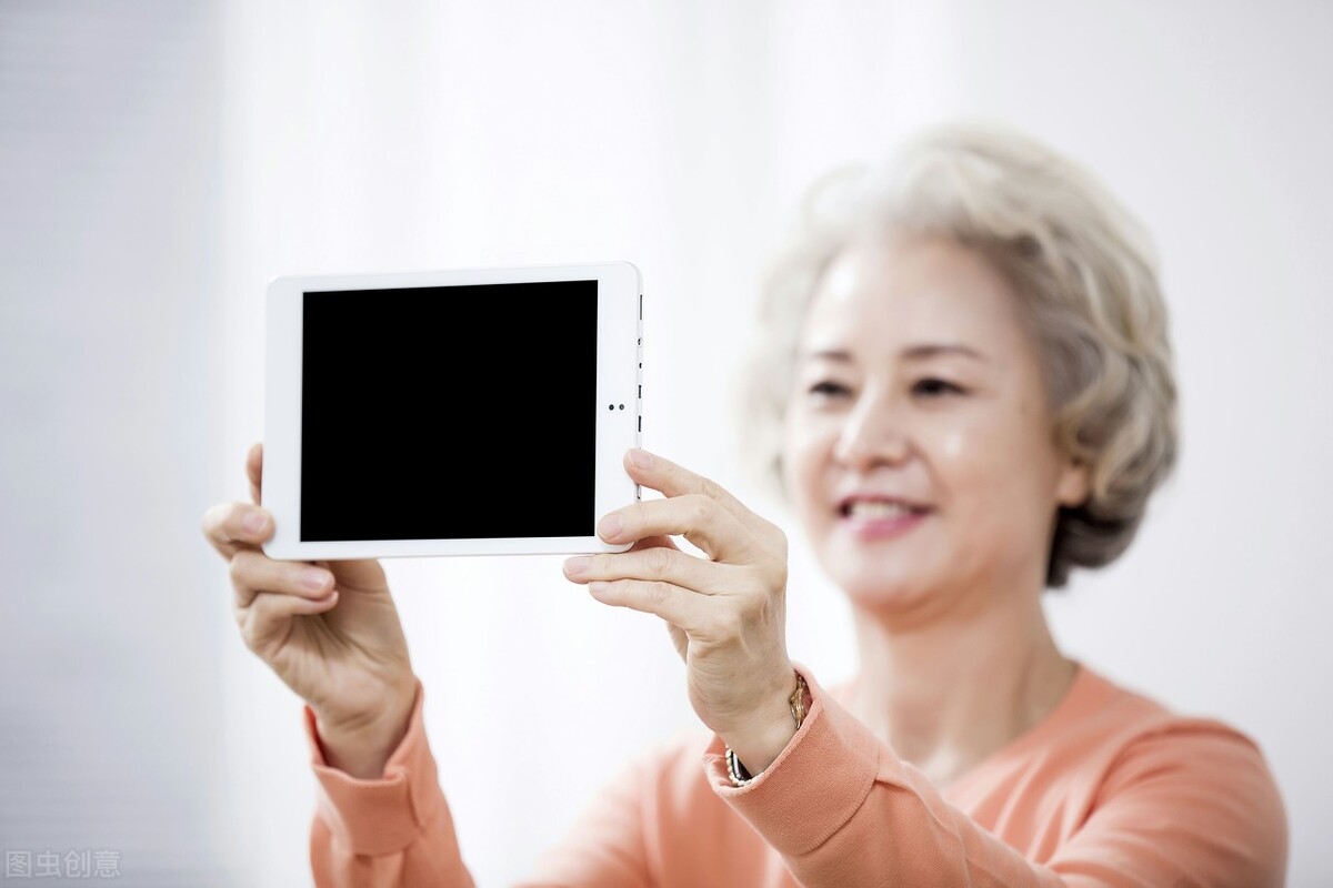 65岁老太太卖面膜，用“一条丝巾”获客，月入12万，吊打年轻人