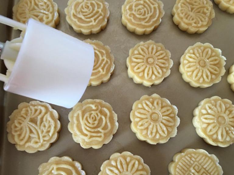 如何不用蔬菜不用烤箱做中秋月饼,不用烤箱中秋月饼怎么做