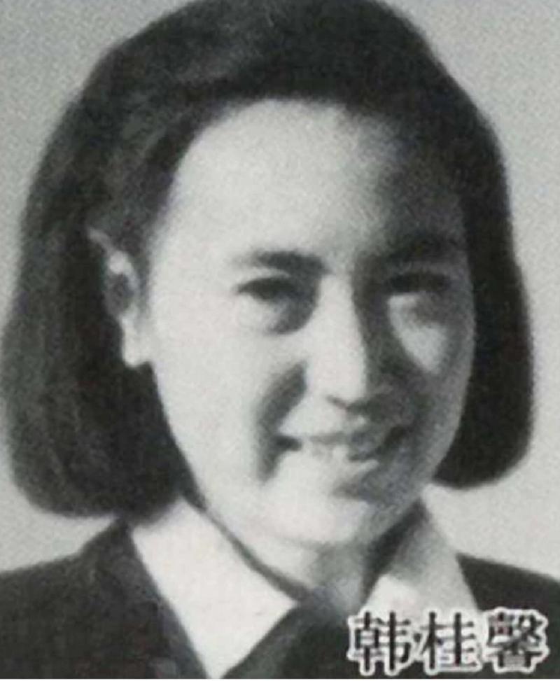 李讷上学时，毛主席给她生活费26元，同学向她借钱，她如何处理？
