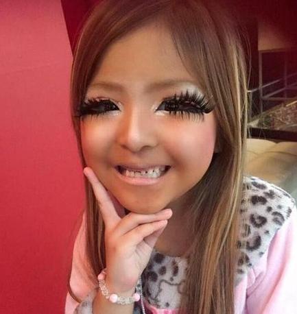 儿子看到父母年轻照片，讽刺说：“妈，你嫁爸是被威胁的吧”？