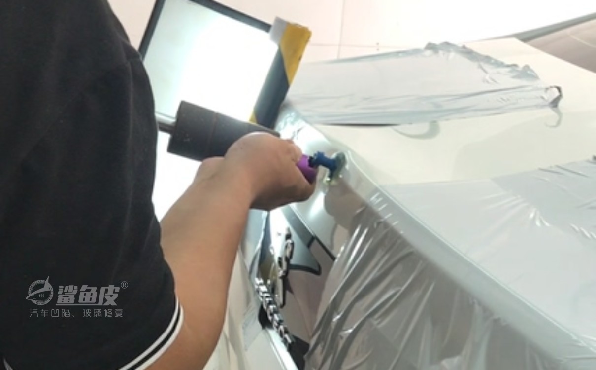 汽车后备箱凹陷免喷漆修复教程,汽车后备箱撞了个凹怎么修补