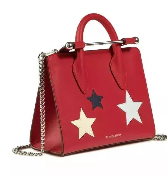 购买新款女性包包,女子买新包