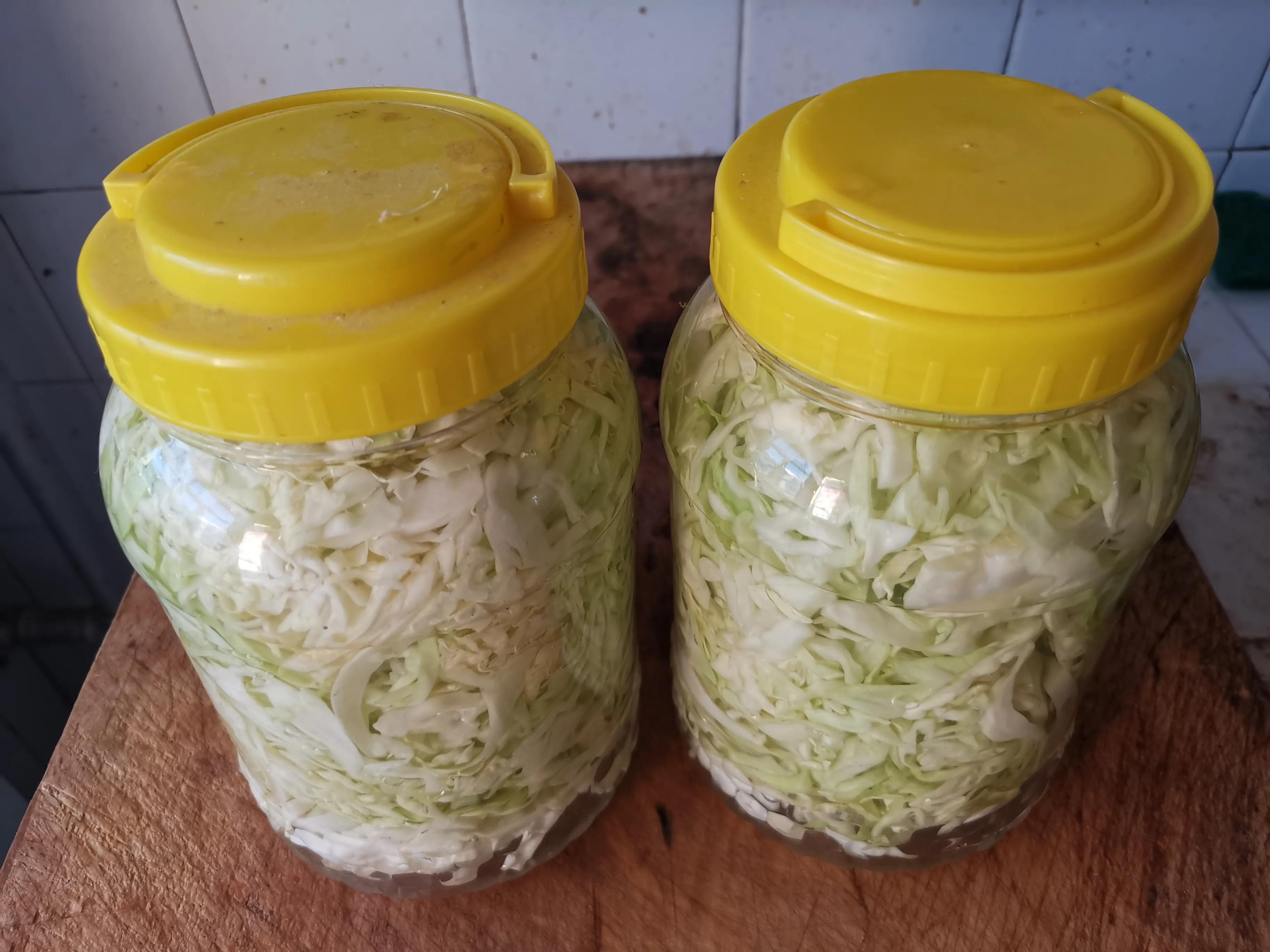 玻璃泡菜坛腌酸菜,泡菜缸里泡老坛酸菜
