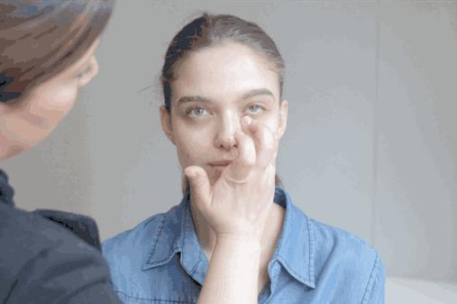 眼部周围有脂肪粒可以涂眼霜吗,眼霜涂多了会长脂肪粒吗