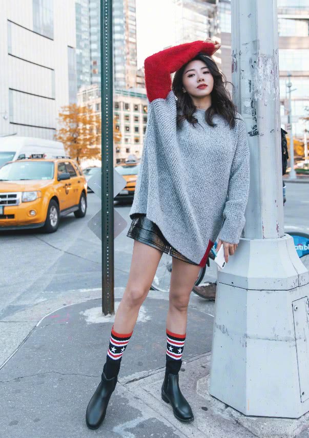 冬季白马丁靴过膝长袜穿搭,今年最流行穿搭靴子加过膝袜