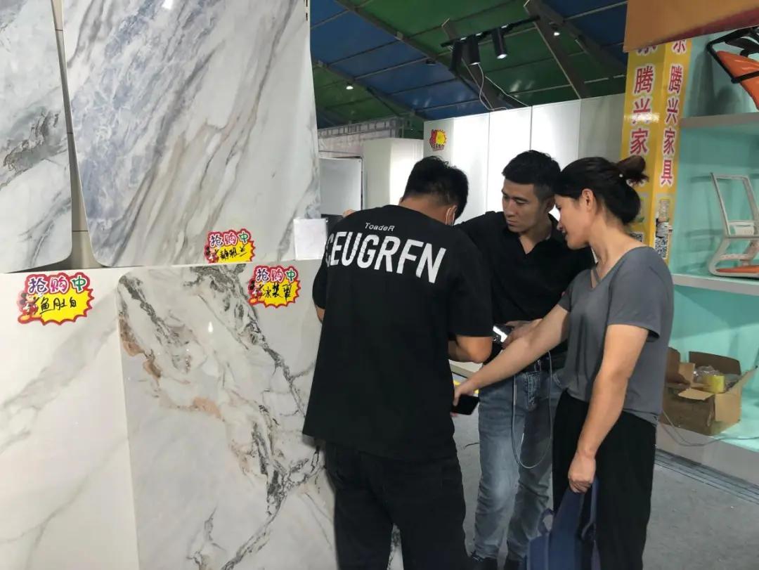 900×2000,mm售价20元/㎡，胜芳岩板采量5000万元/月