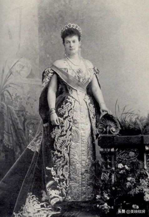 英国女王皇冠上的黑王子红宝石,英国女王戴过的皇冠图文