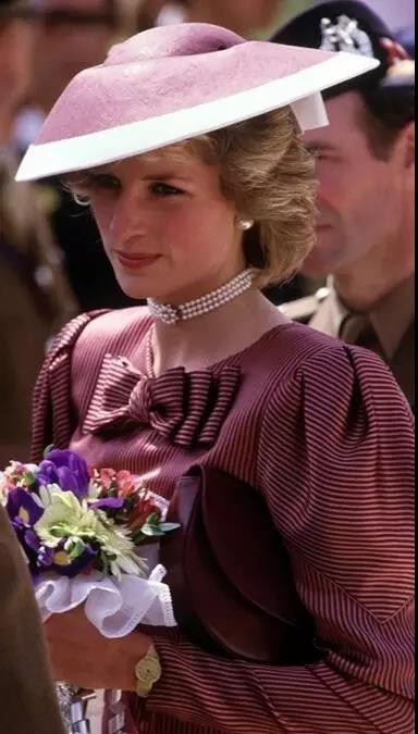 戴上珍珠发夹就是小仙女,当女人戴上眼镜